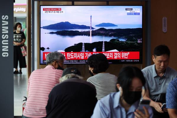 电视播报关于北朝鲜发射太空火箭的新闻,地点在首尔的火车站